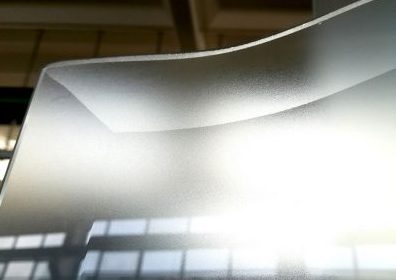 Vetro satinato con bisellatura curva