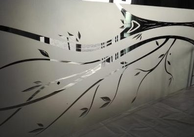 Decoro floreale sabbiato su vetro
